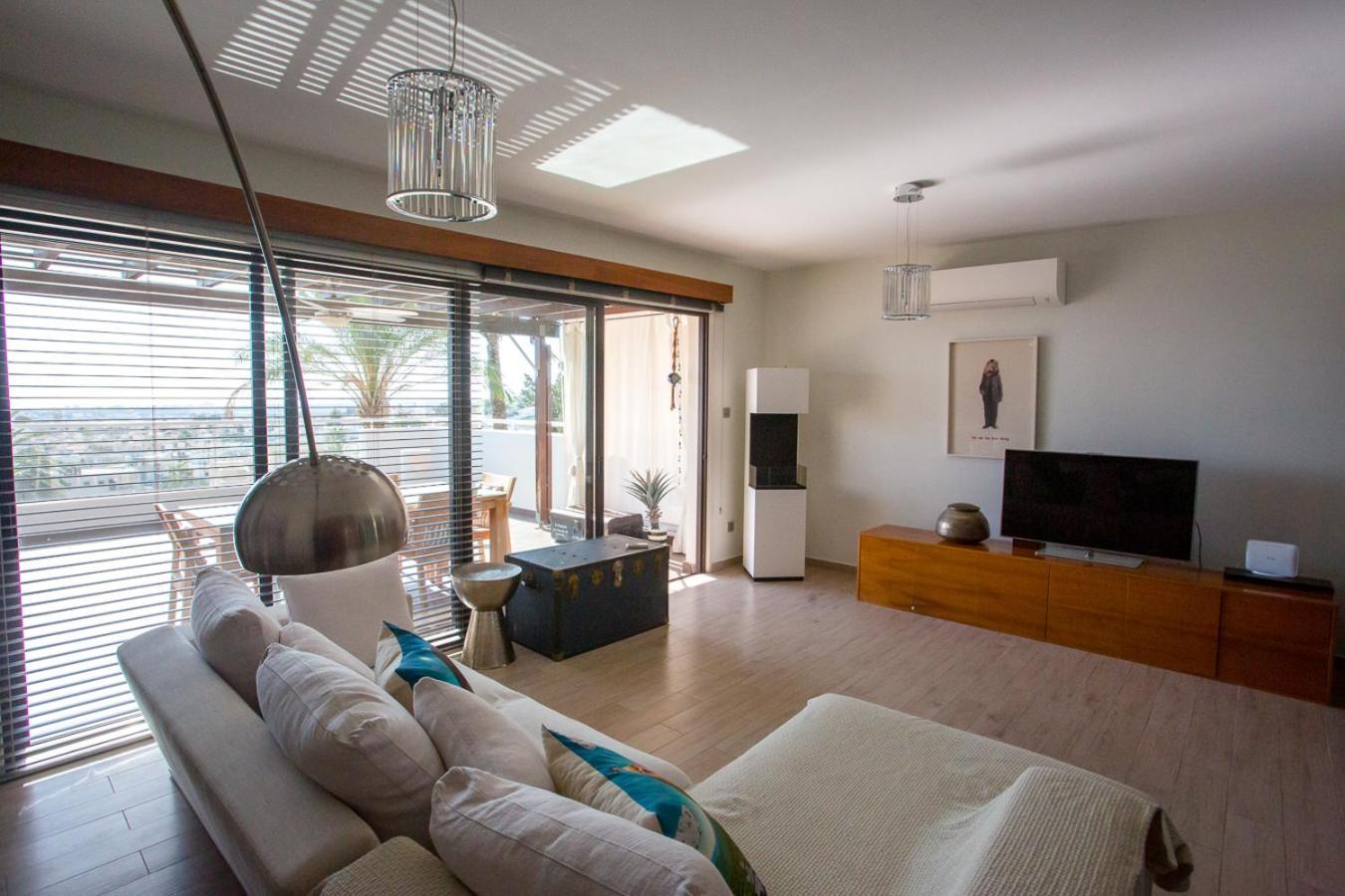 Penthouse Duplex Overlooking The Mediterranean Larnaka Exterior foto